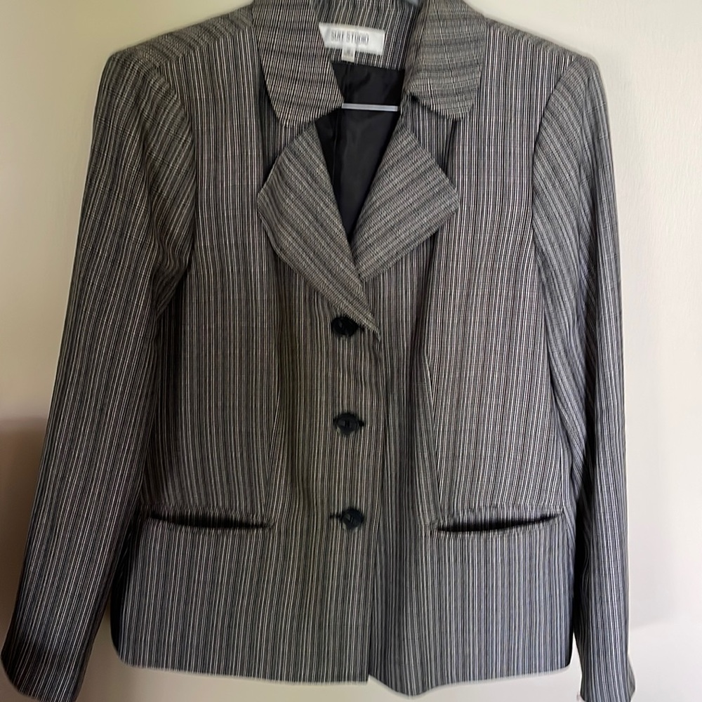 Back and white suit jacket - size 18
